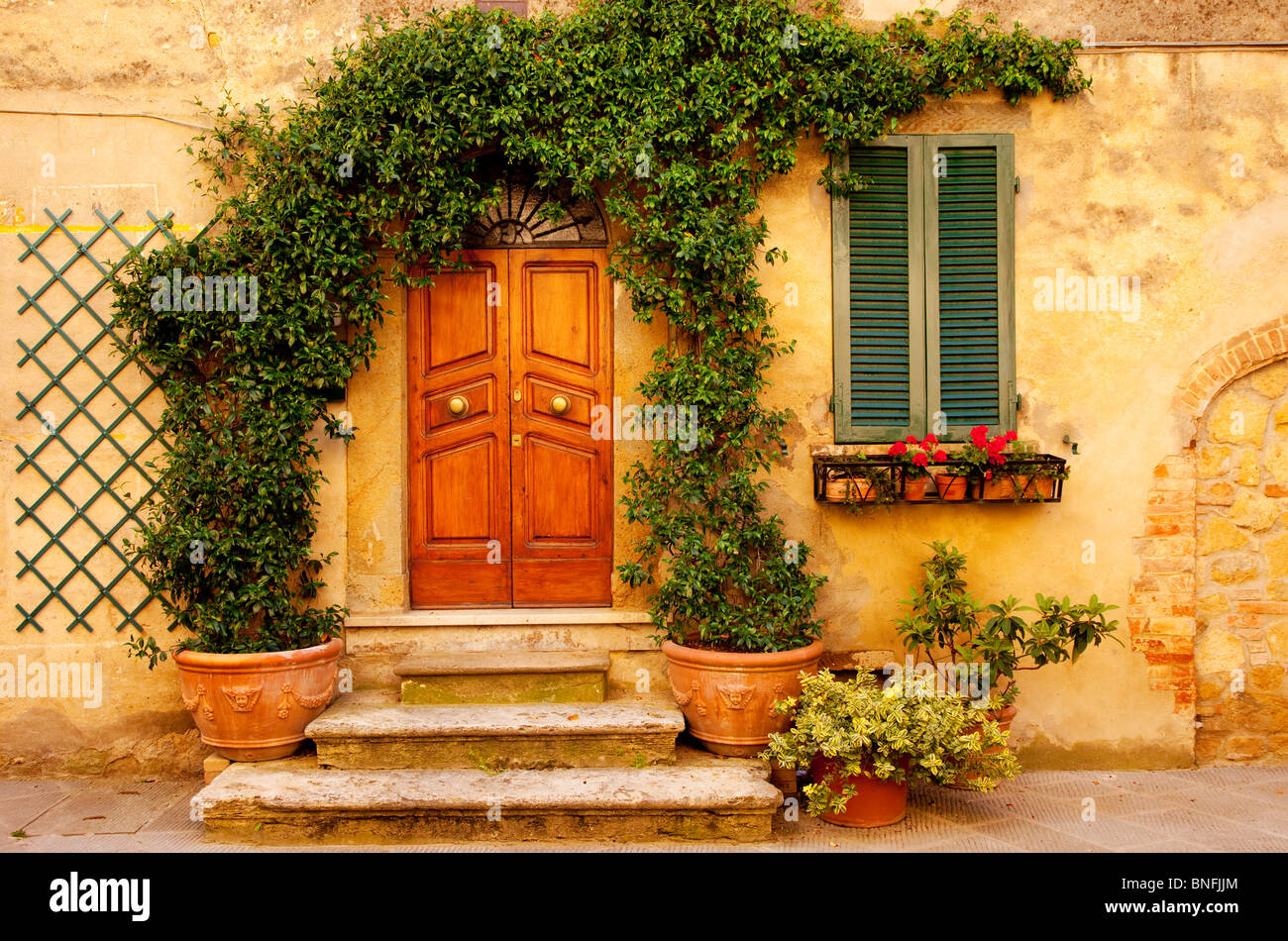 Porte avant pour la Maison dans village médiéval de Castelmuzio près de Montisi, Toscane, Italie Banque D'Images