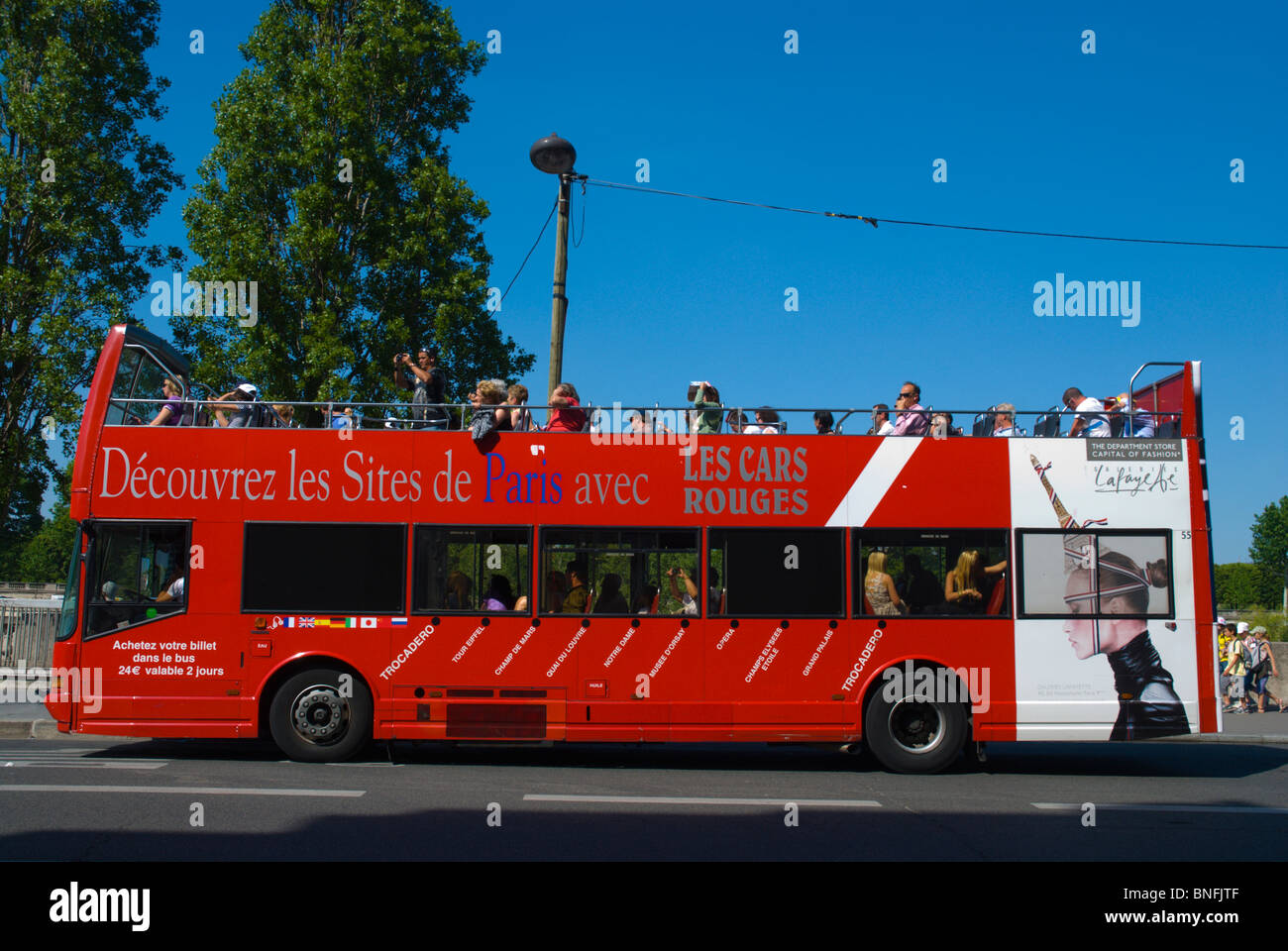 Visites tour bus quai Anatole France à St-Germain-des-Pres Paris France Europe Banque D'Images