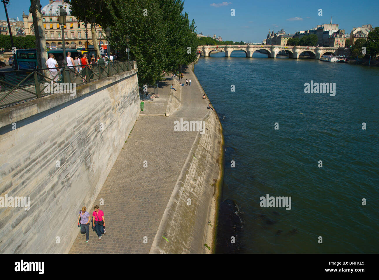 Quai du Louvre avec pont neuf sur la Seine à pied de fond le long de riverside centre de Paris France Europe Banque D'Images