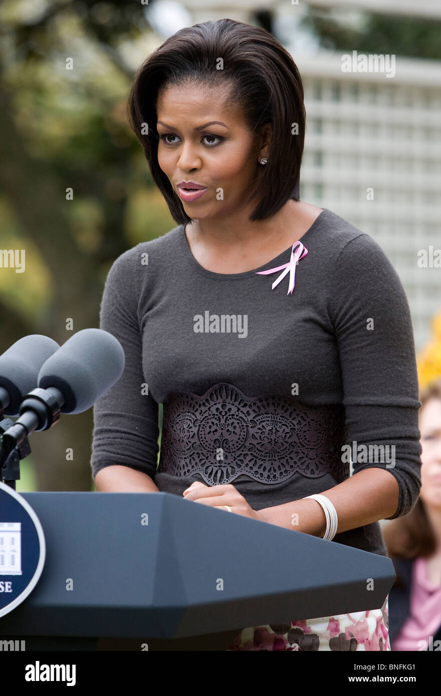 La Première Dame Michelle Obama parle dans un jardin à la Maison Blanche. Banque D'Images