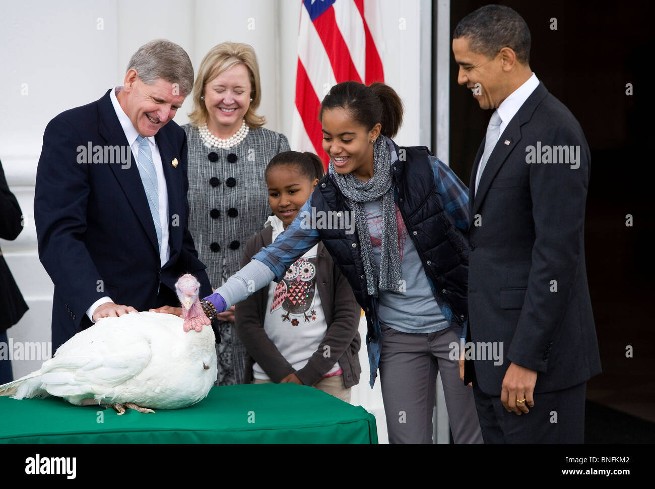 Le président américain Barrack Obama et ses filles Sasha et Malia pardon la dinde de Thanksgiving. Banque D'Images
