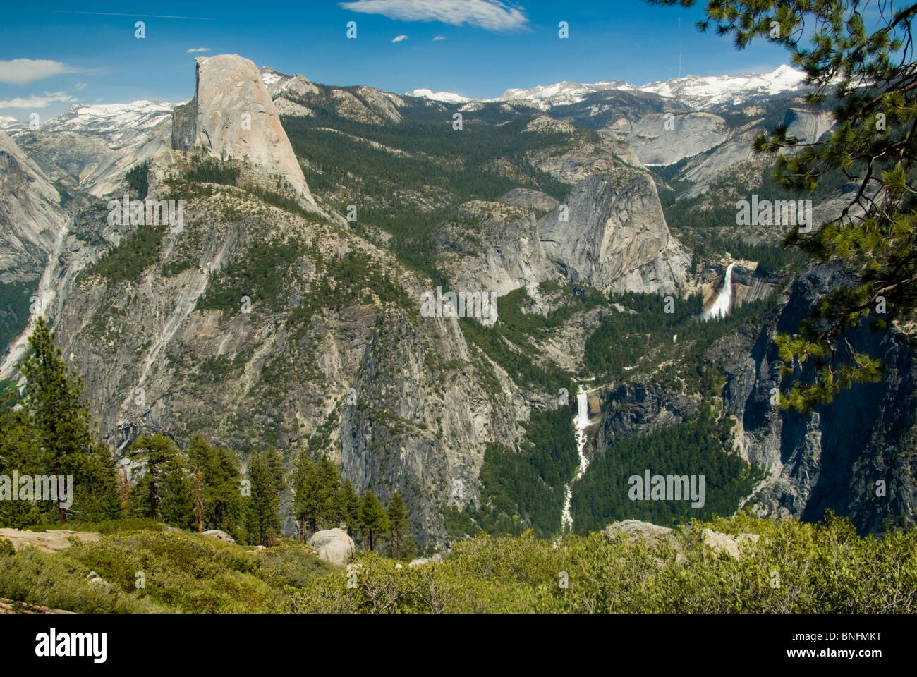 Californie, Yosemite National Park, Half Dome Tower au-dessus de la vallée Yosemite, détail de bord m, 8842 pieds, Nevada Falls s'écoule dans l'automne Vernal Banque D'Images