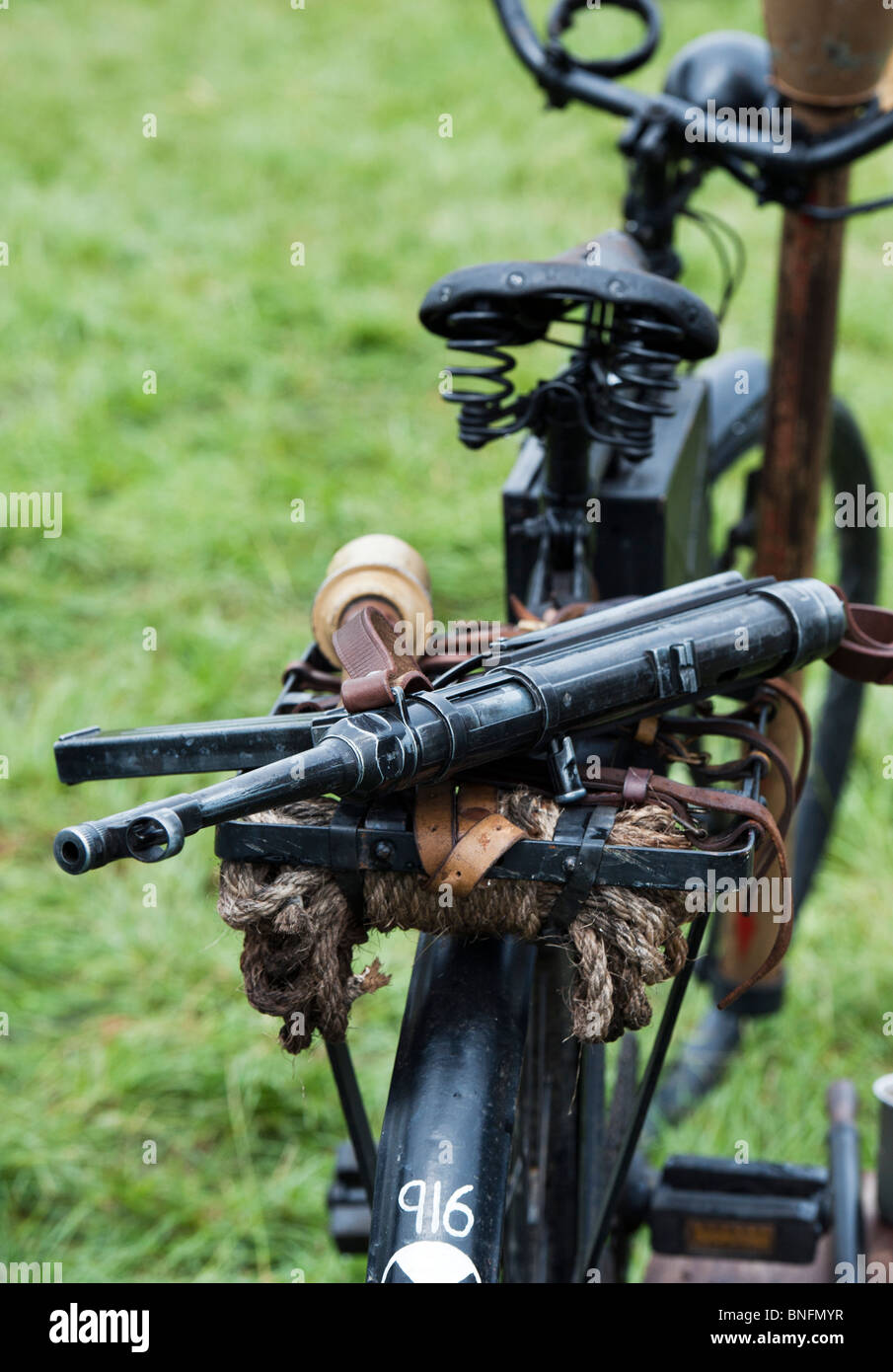 Les soldats de l'armée allemande WW2 mitraillette MP40 à l'arrière d'un vélo pendant la guerre. Re historique l'incorporation. Banque D'Images
