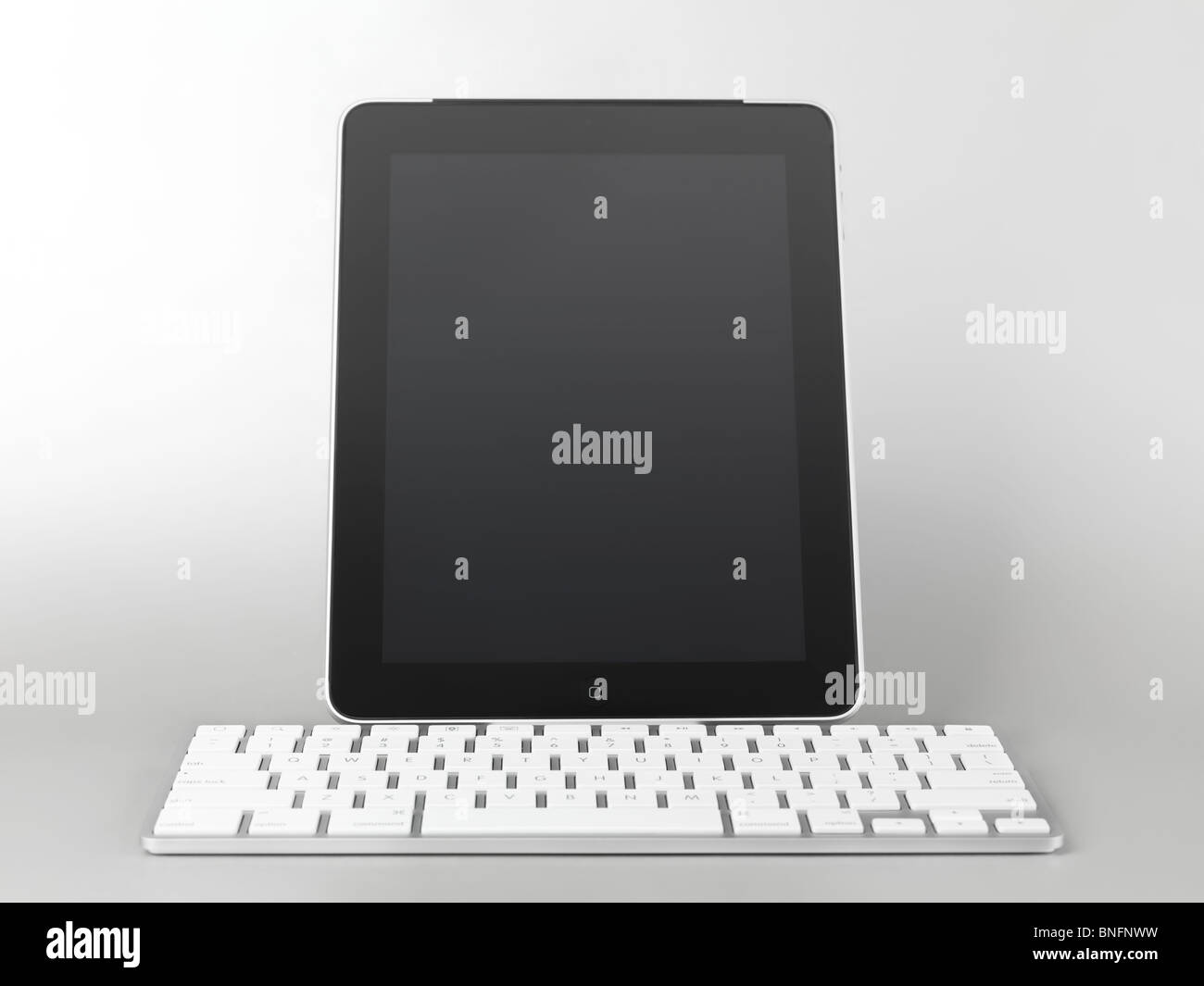 Apple iPad 3G tablet computer avec un accessoire dock avec clavier isolé sur fond gris Banque D'Images