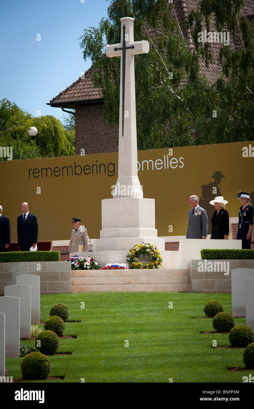 Le service et le dévouement de la dernière inhumation WW1 soldat à Fromelles, dans le nord de la France suivi par le Prince Charles de Grande-Bretagne Banque D'Images