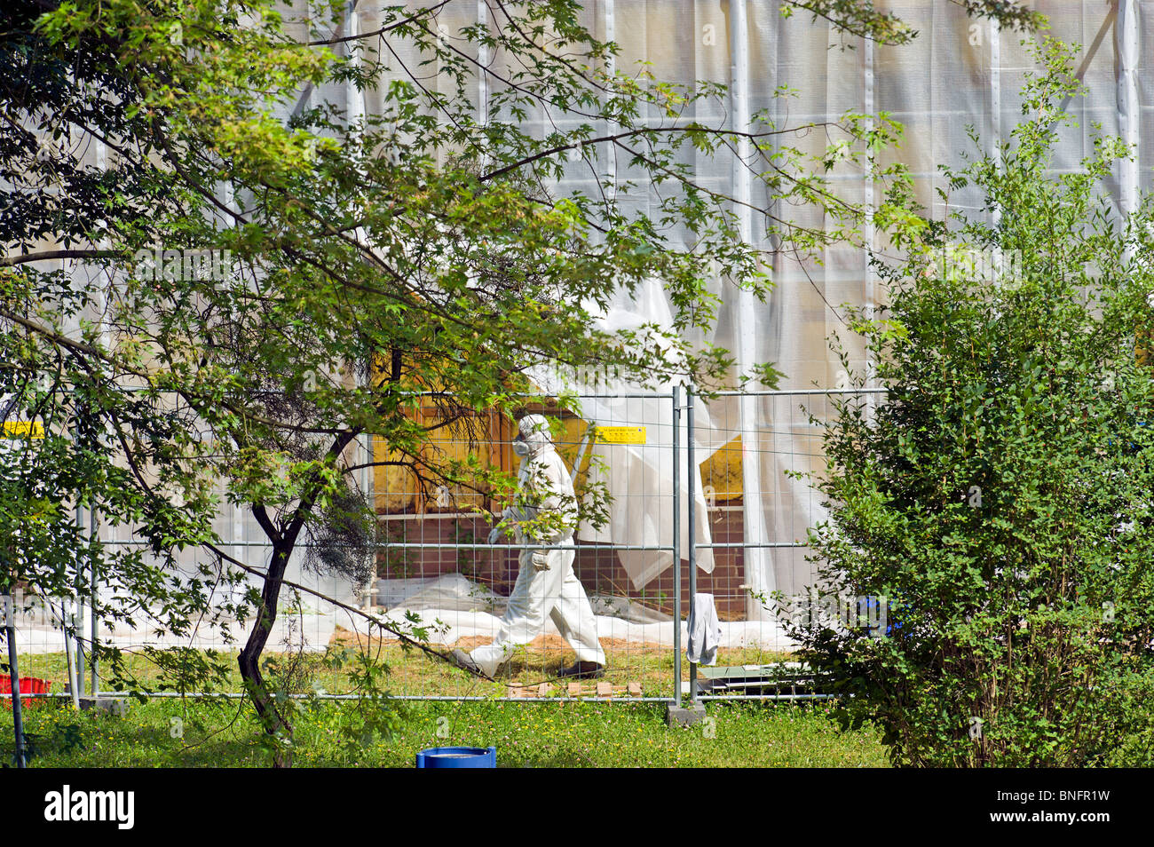 L'homme et de la nature de l'amiante asbest dumping d'élimination élimination nettoyage dépose des déchets hérités complet de protection des zones polluées clothi Banque D'Images