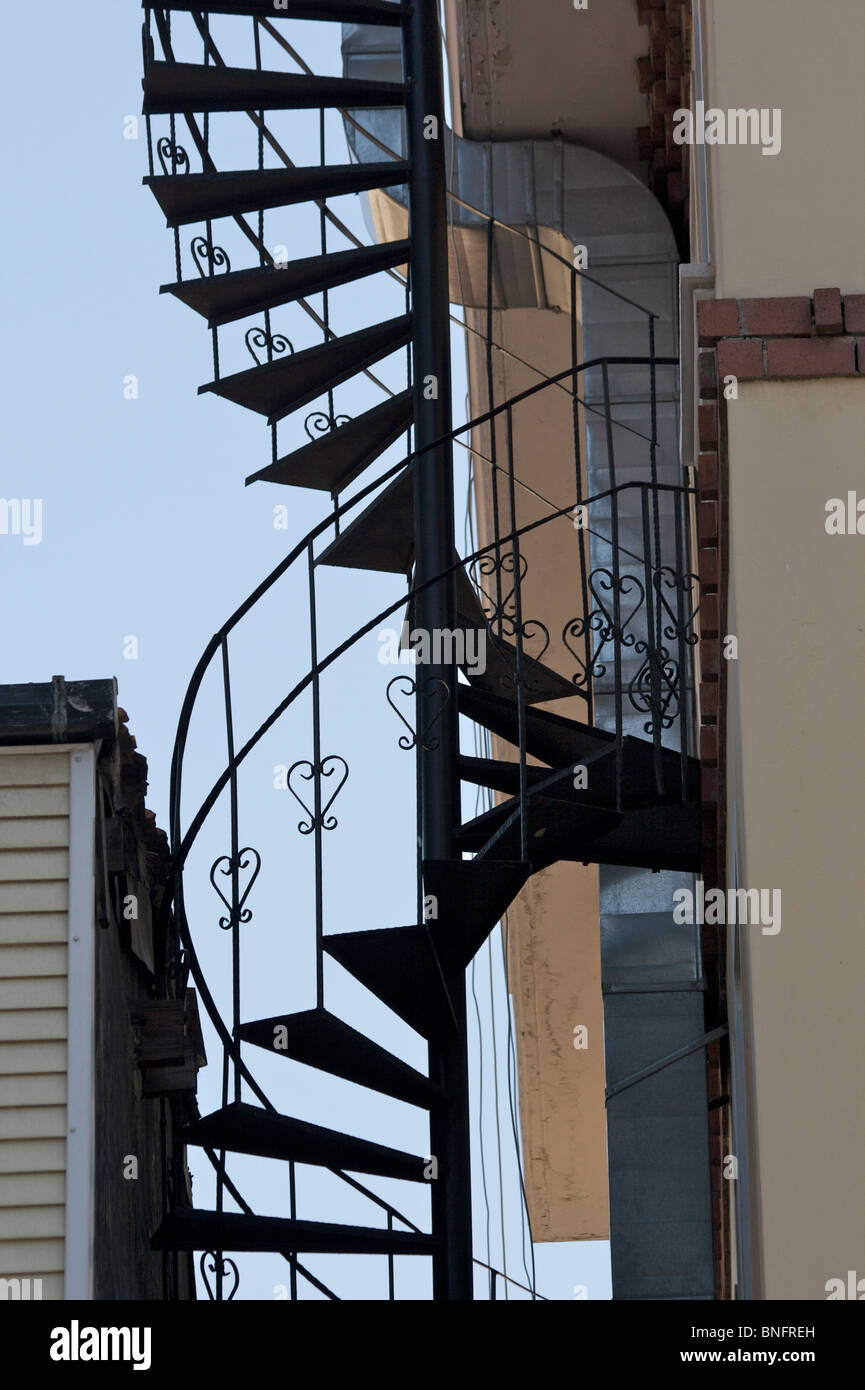 Un escalier en fer forgé sur l'évacuation à l'extérieur d'un bâtiment à  Istanbul Photo Stock - Alamy