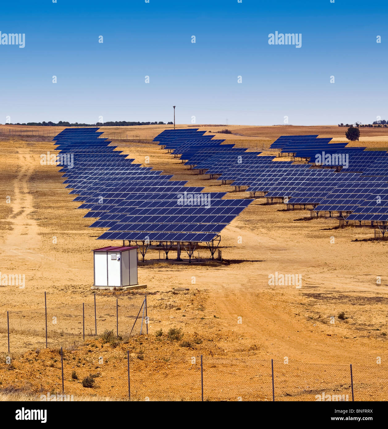 Champ de panneaux solaires dans les Asturies, Espagne Banque D'Images