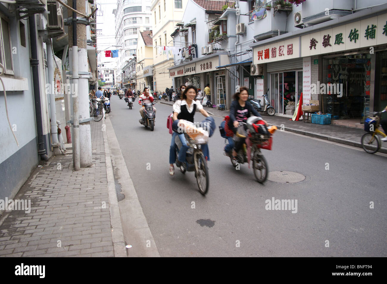 Les cyclistes dans la vieille ville, Shanghai Banque D'Images