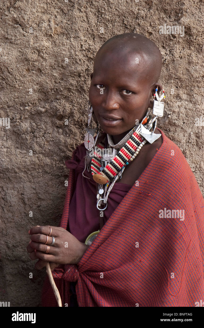 Masaï avec colliers, Piyaya village, région d'Arusha, Tanzanie Banque D'Images