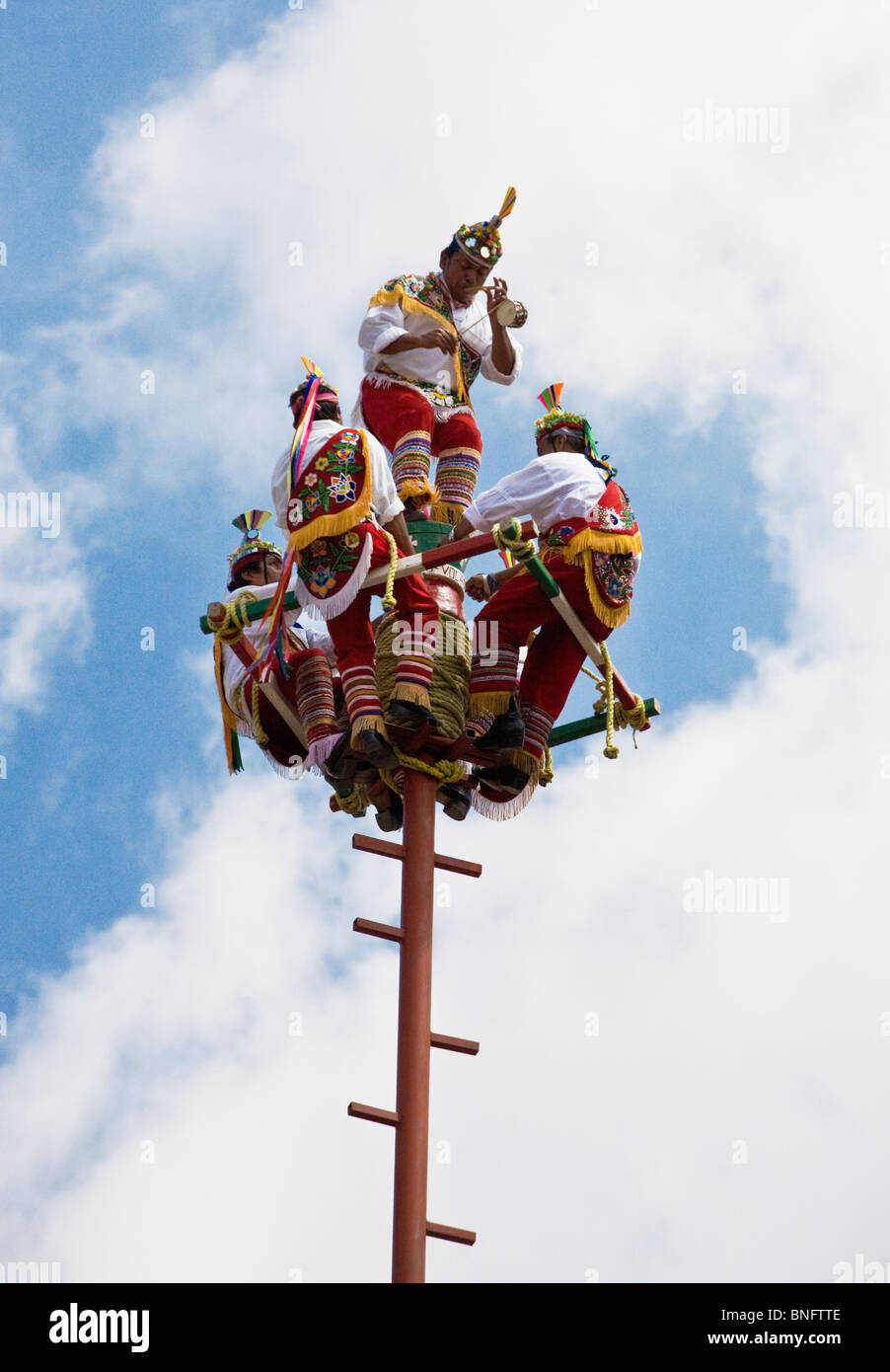 Le Cérémonial d'EL TAJIN SKY DANCERS DE VERACRUZ effectuer durant la fête de l'indépendance - San Miguel de Allende, Mexique Banque D'Images