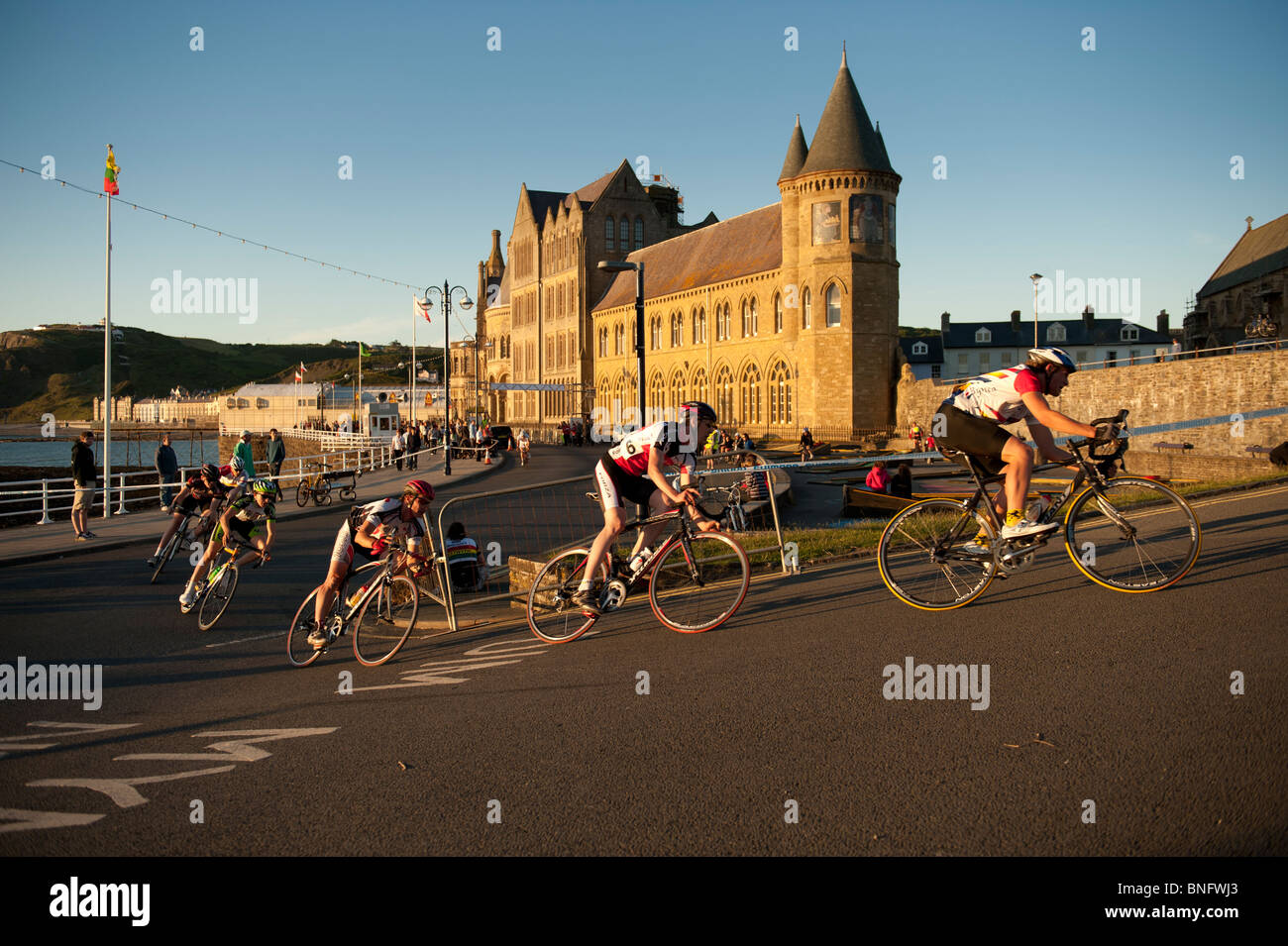 Les cyclistes en compétition dans une course dans les rues d'Aberystwyth, Pays de Galles, Royaume-Uni University building en arrière-plan Banque D'Images