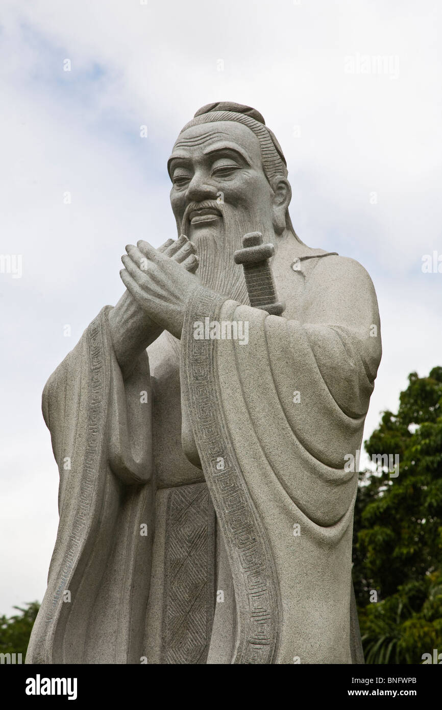 Une statue de pierre de Confucius dans le jardin chinois près de Intramuros - MANILLE, PHILIPPINES Banque D'Images