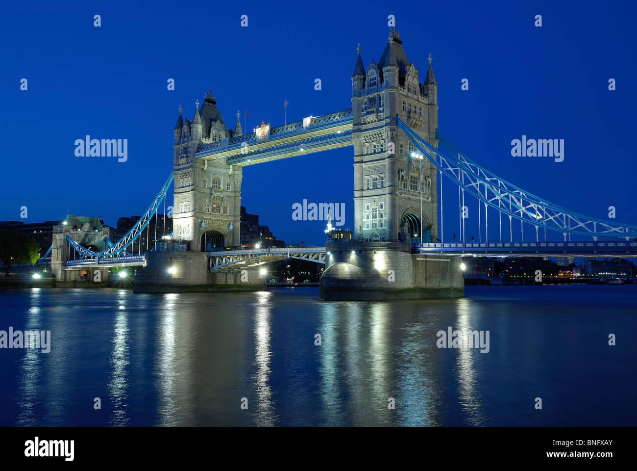 Tower Bridge, London UK. allumé au crépuscule, avec des réflexions à Tamise Banque D'Images