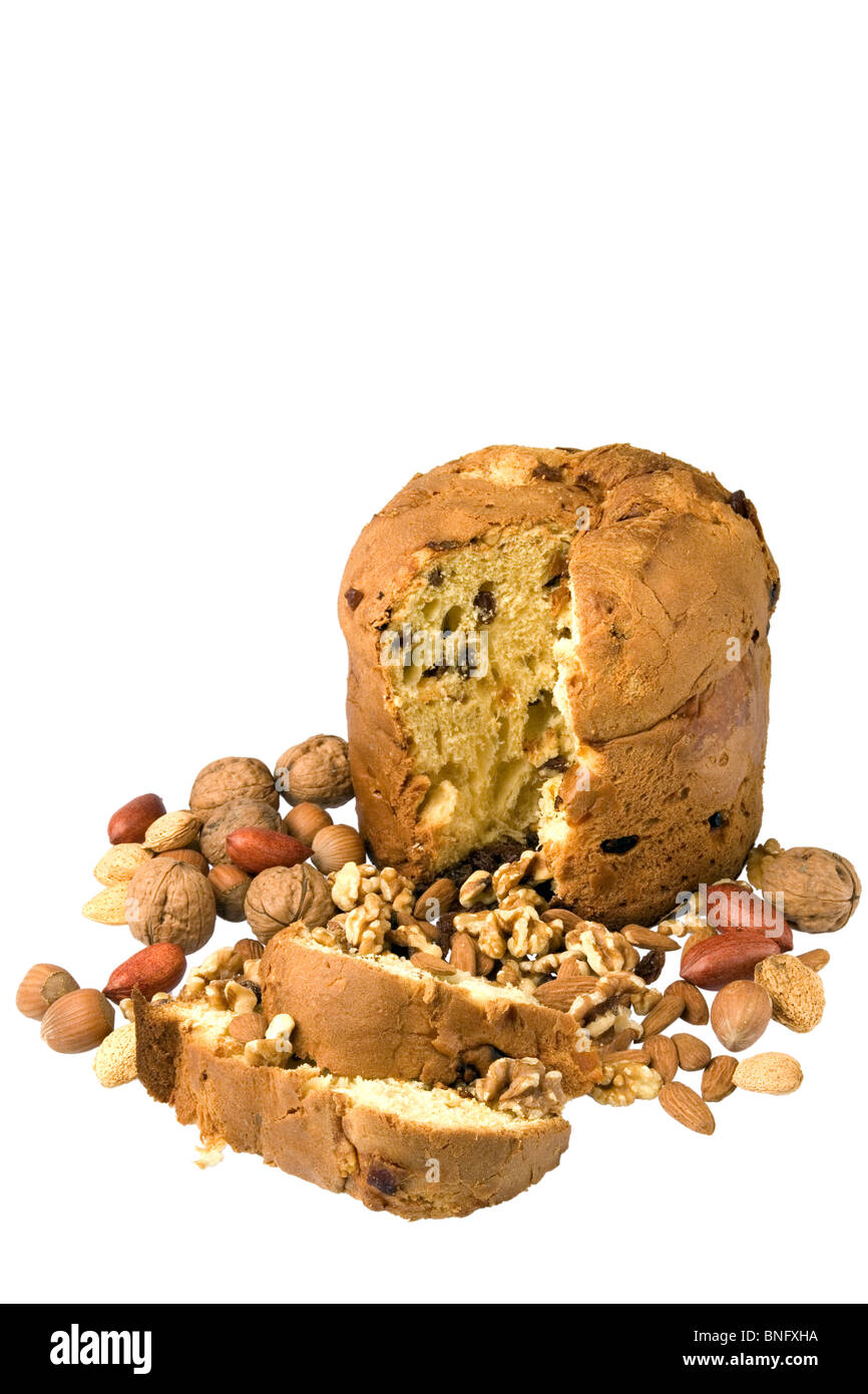 Levain soulevées cake (une spécialité de noël italien) et d'écrous isolated over white Banque D'Images