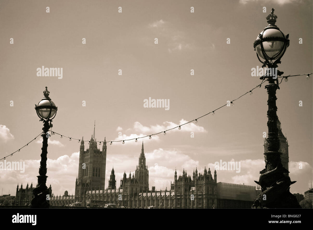 Lampadaires et maisons ornées de parlements, Londres, Angleterre. Banque D'Images
