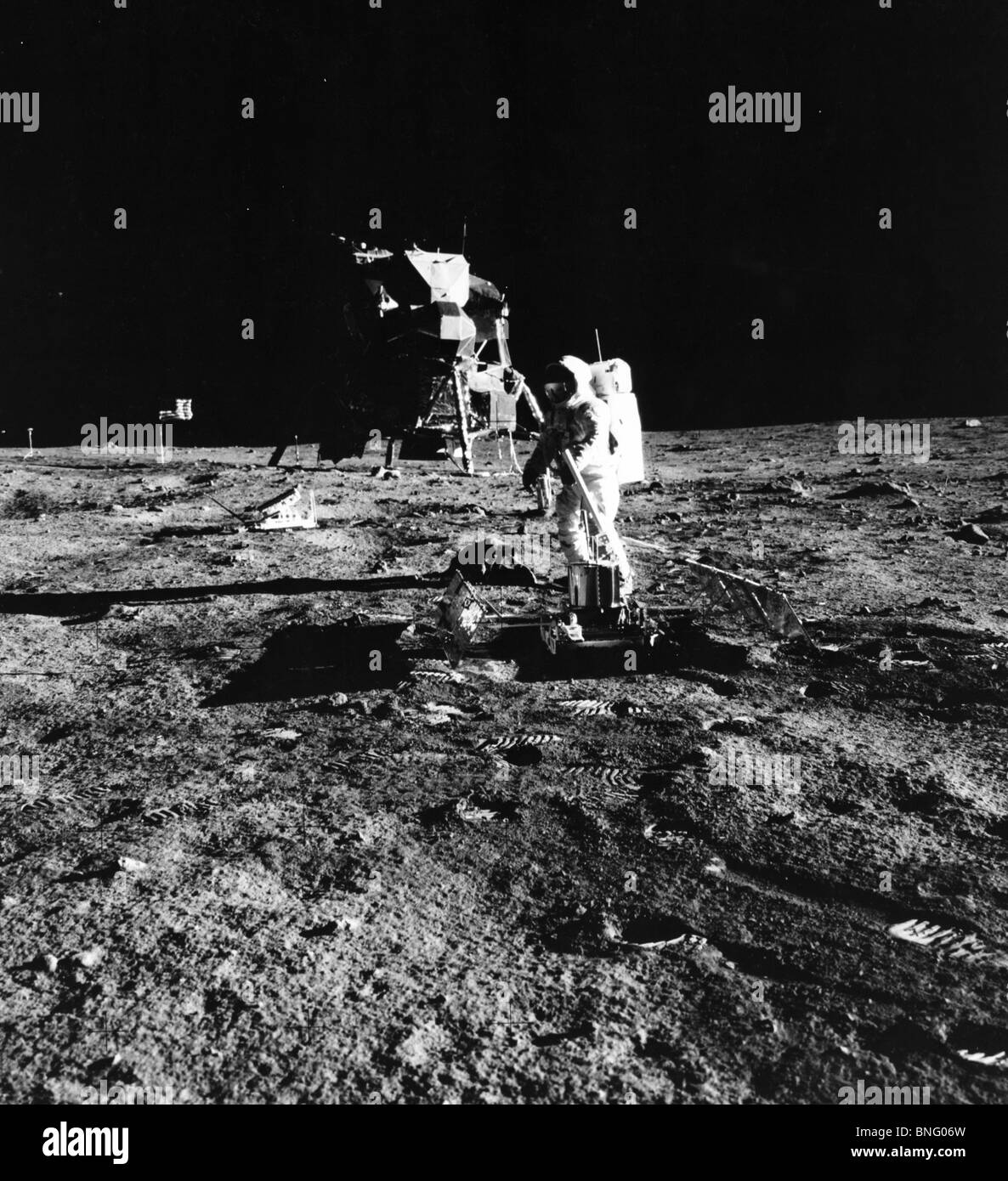 L'astronaute Edwin Eugene Aldrin Jr. déploie le forfait Expérience sismique passive (PSE), de la mission Apollo 11, le 20 juillet 1969 Banque D'Images