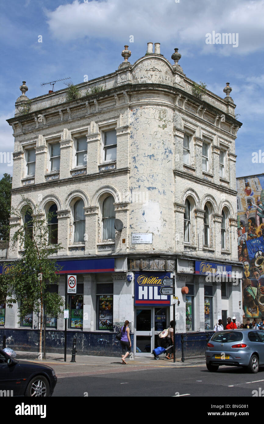 Dalston, Londres, ancien pub, la Taverne de fer, maintenant un bureau de paris, et en attente d'un nouvel avenir. Banque D'Images