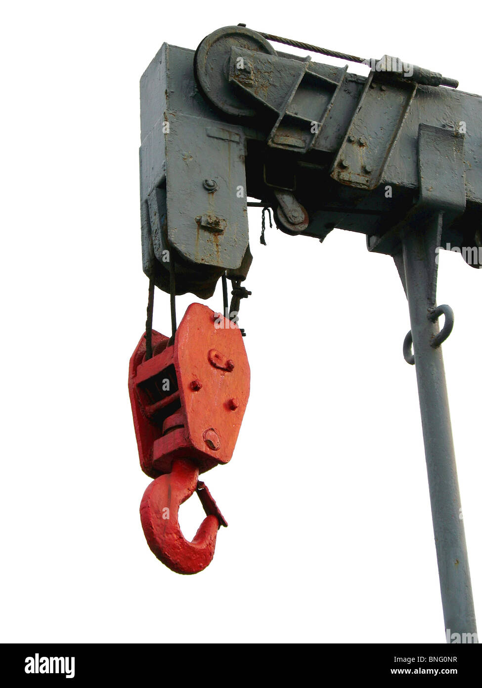 Un petit navire Crane avec un crochet rouge et des câbles d'acier Banque D'Images