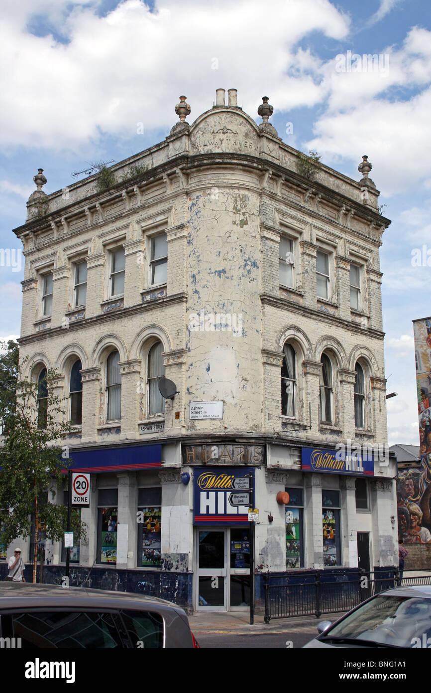 Dalston, Londres, ancien pub, la Taverne de fer, maintenant un bureau de paris, et en attente d'un nouvel avenir. Banque D'Images