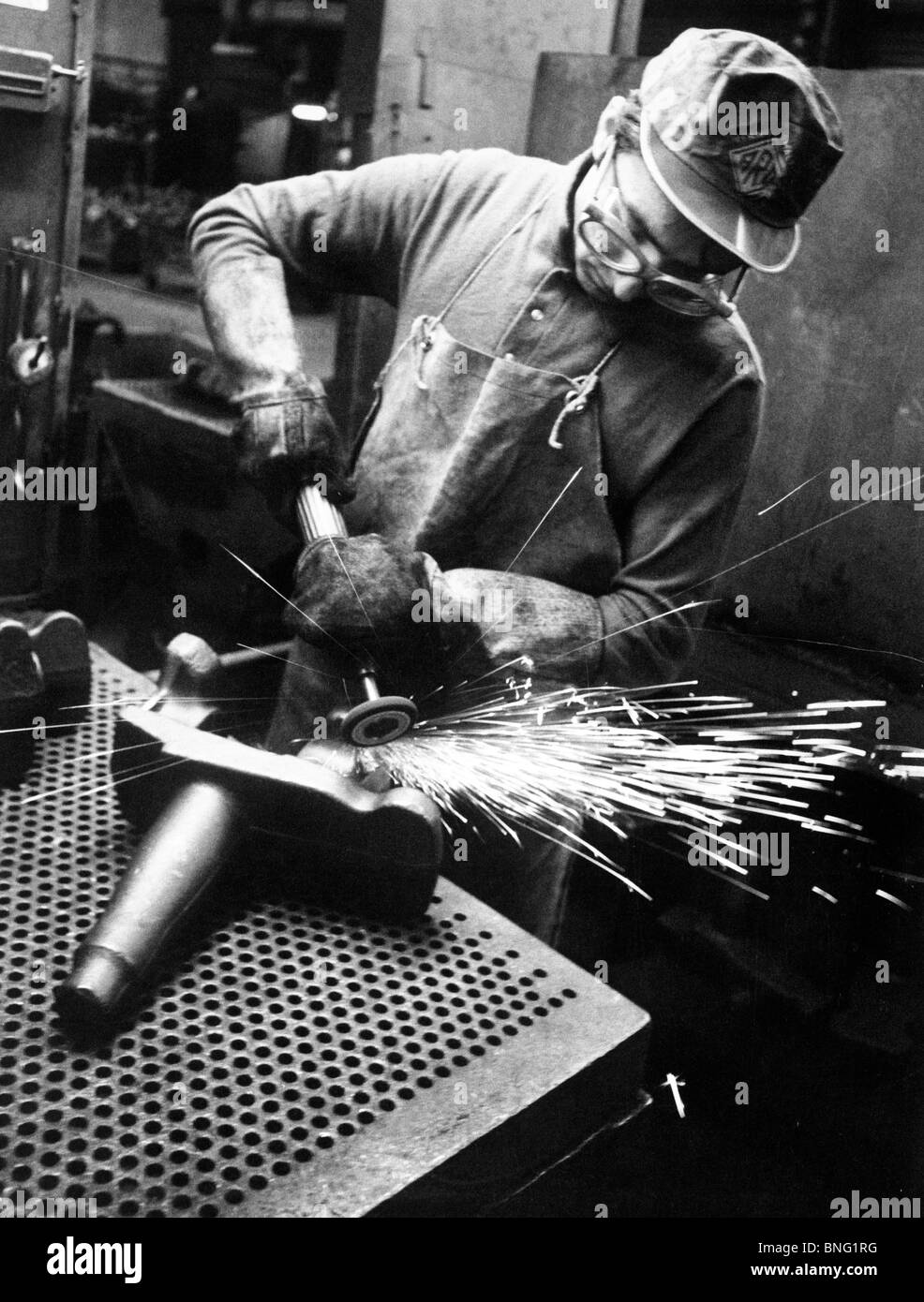 Ouvrier dans une usine de métal,Italie 70 Banque D'Images