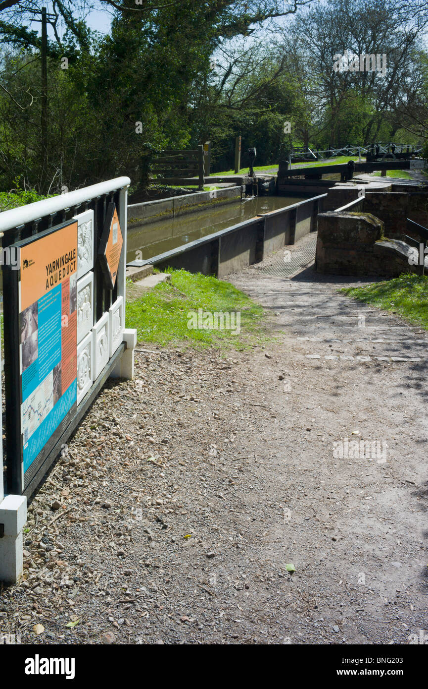 Un pont sur un canal. Banque D'Images