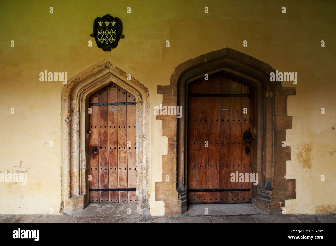 Portes vitrées du couloir entourant le Cloître ou grand quadrilatère de Magdalen College, Oxford. Banque D'Images Portes vitrées du couloir entourant le Cloître ou grand quadrilatère de Magdalen College, Oxford. Banque D'Images