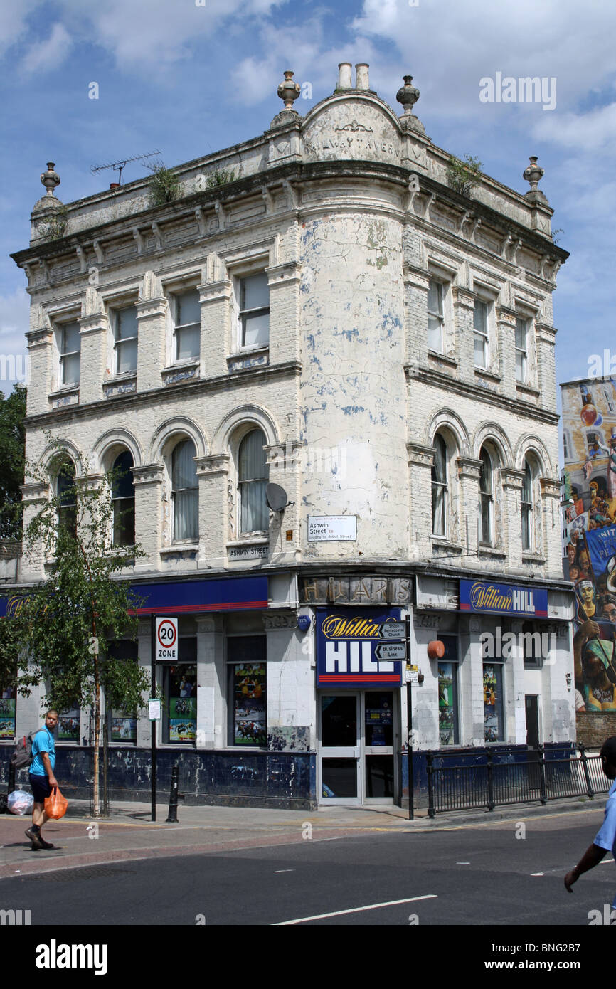Dalston, Londres, ancien pub, la Taverne de fer, maintenant un bureau de paris, et en attente d'un nouvel avenir. Banque D'Images