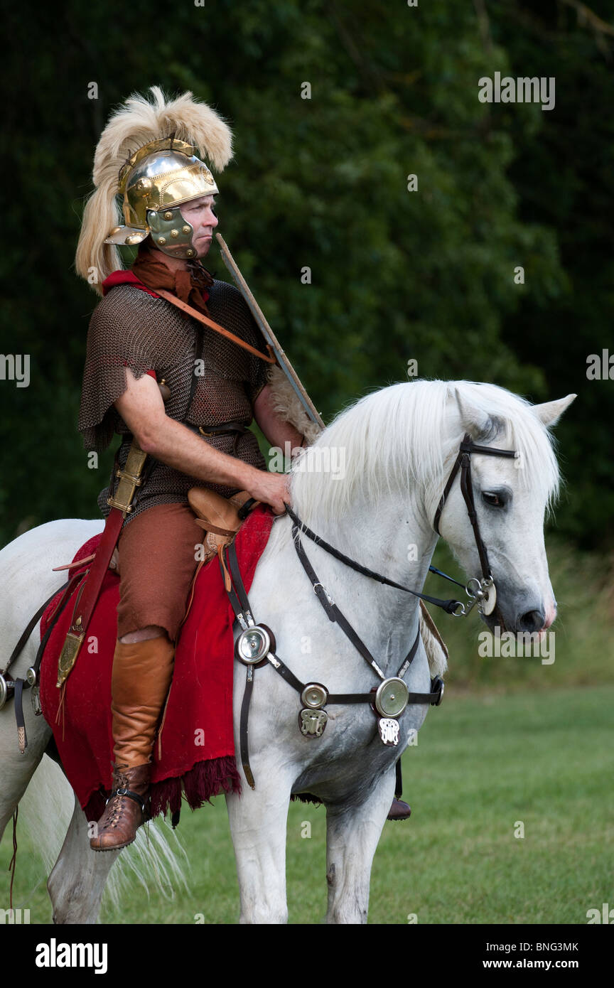 Soldat de cavalerie romaine sur un cheval blanc lors d'une reconstitution historique d'affichage de l'histoire vivante Banque D'Images