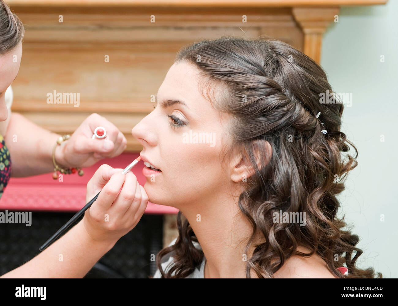 Maquillage mariée ayant appliqué le jour de son mariage Banque D'Images