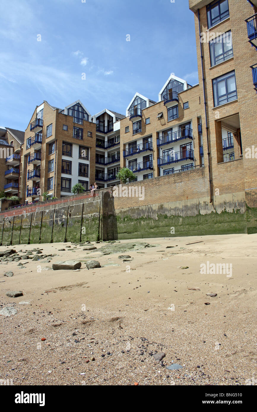 London Docklands, riverside apartment buildings adossé à Wapping Wall. Banque D'Images