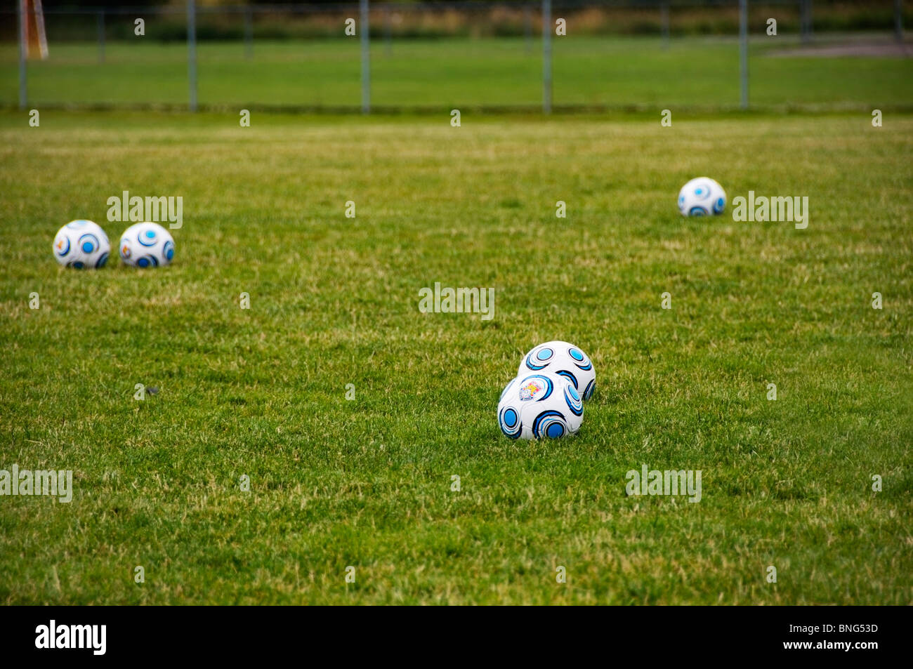 Les ballons de football sur le terrain de Pioneer Park au cours de la British Challenger Camp de soccer pour les enfants. Banque D'Images