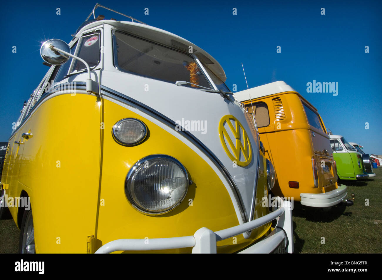 Imaculate VW Volkswagen Kombi restauré colorés Campervans prenant part à un rassemblement sur le front de mer de Brighton et Hove. Banque D'Images
