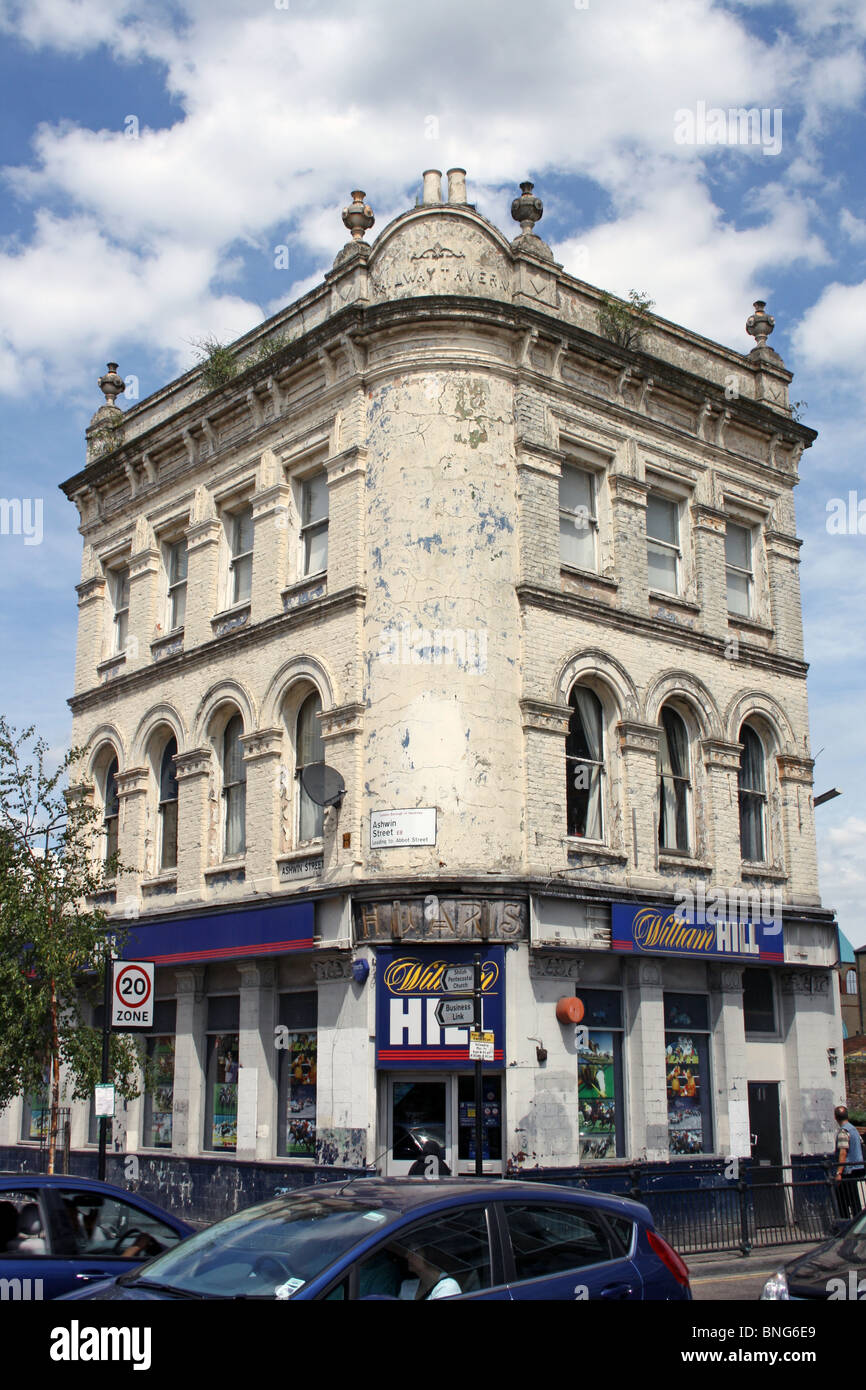 Dalston, Londres, ancien pub, la Taverne de fer, maintenant un bureau de paris, et en attente d'un nouvel avenir. Banque D'Images