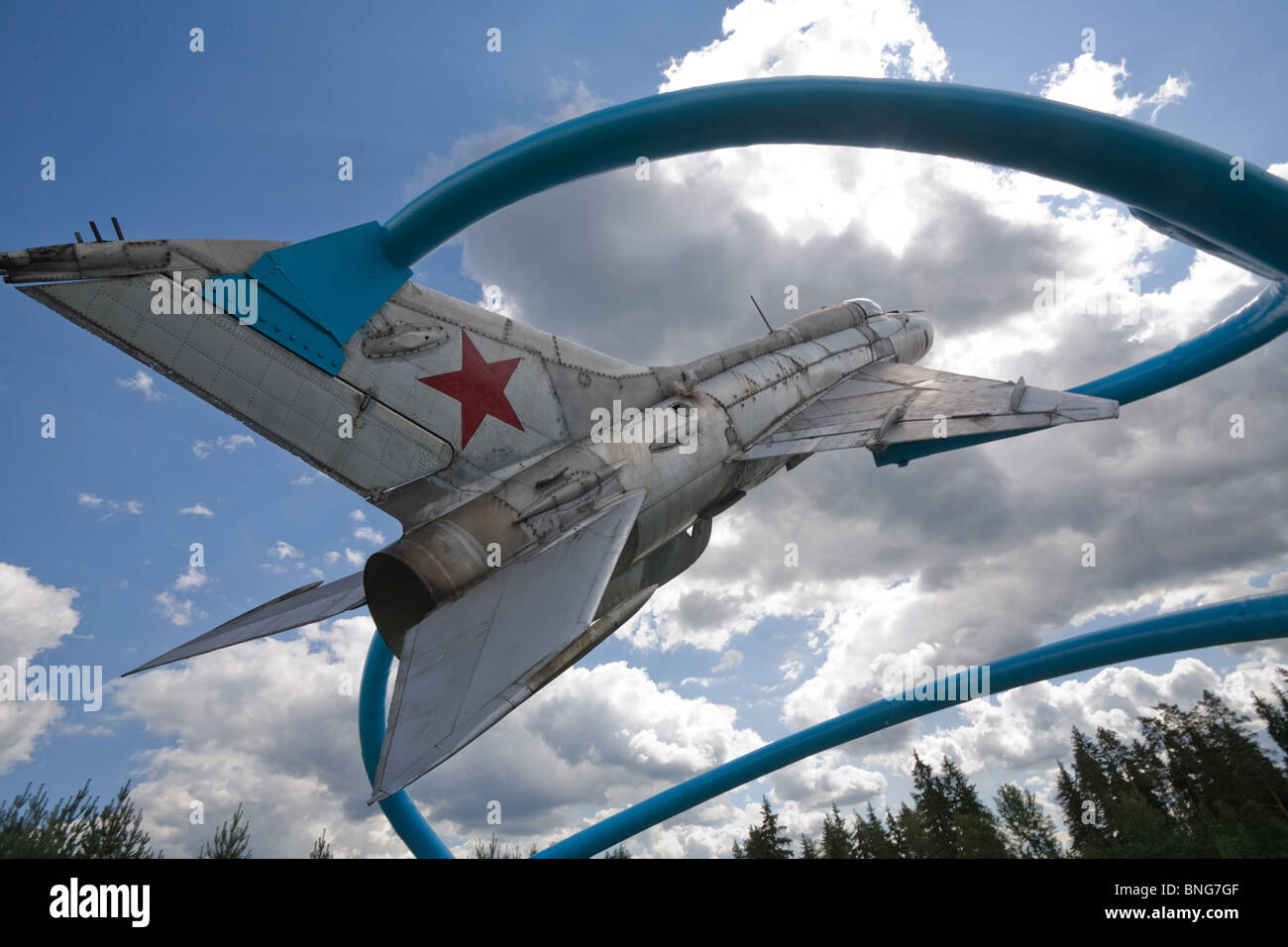Avion de combat soviétique monument situé sur le fond de ciel Banque D'Images