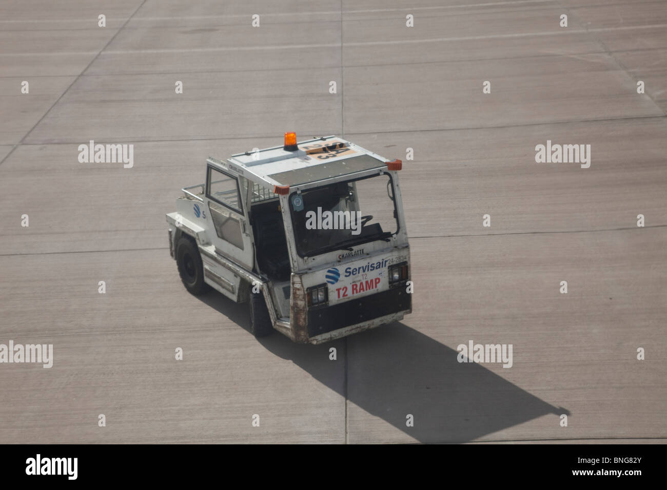 Un laggage servisair chariot à l'aéroport de Manchester. Banque D'Images