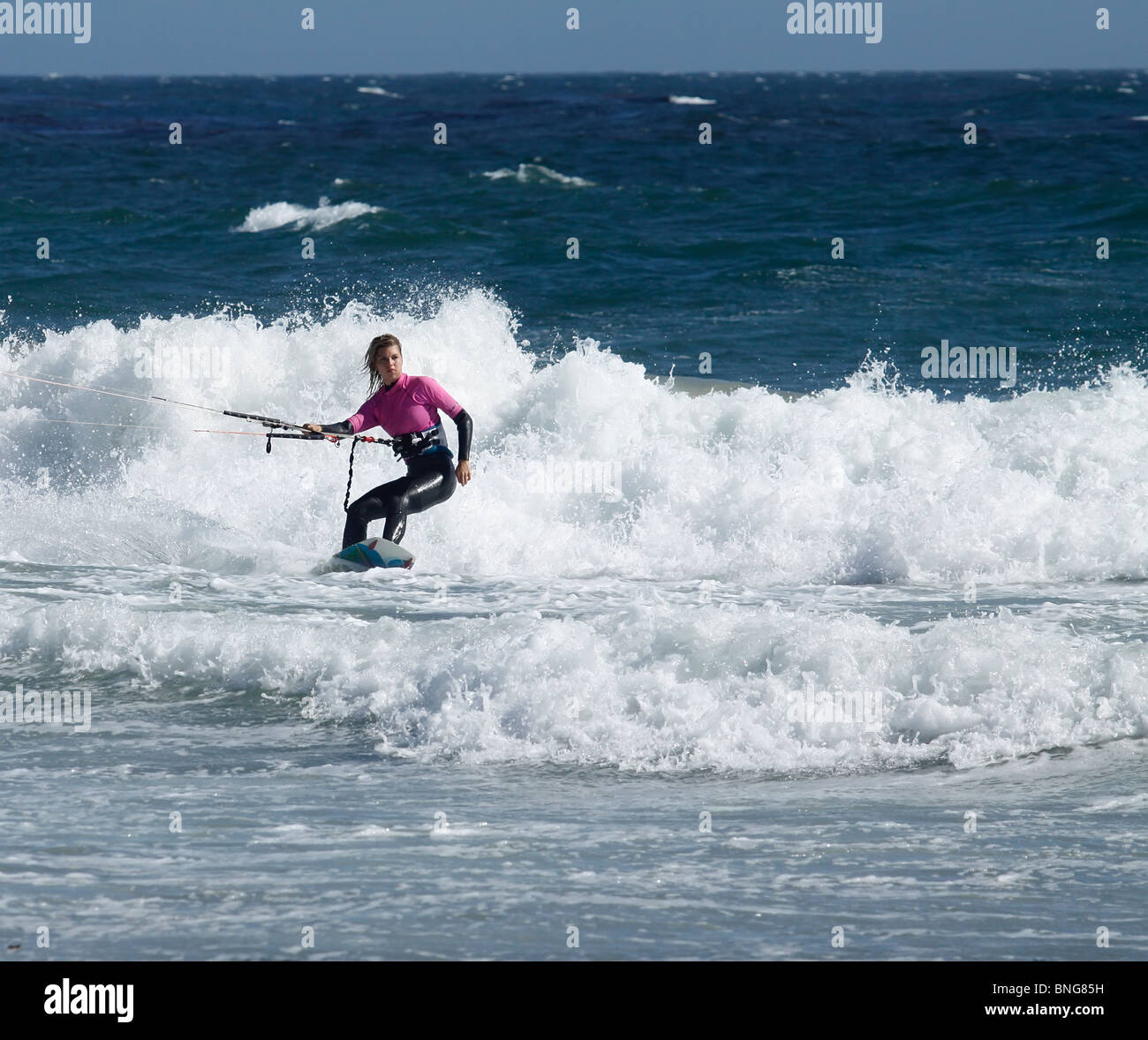 Les femmes en kite surf surf rugueux Banque D'Images