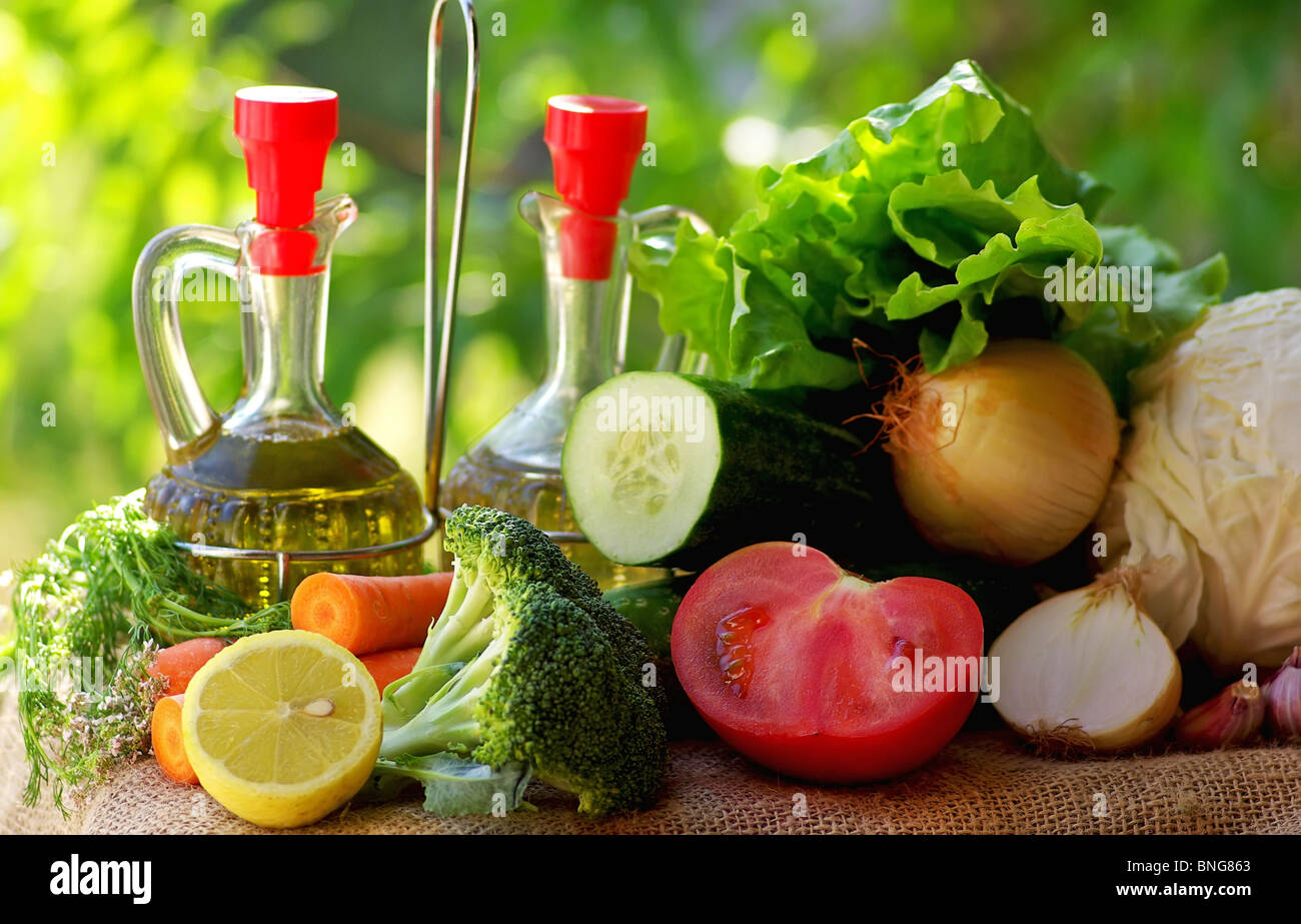 L'huile, le vinaigre et les légumes. Banque D'Images