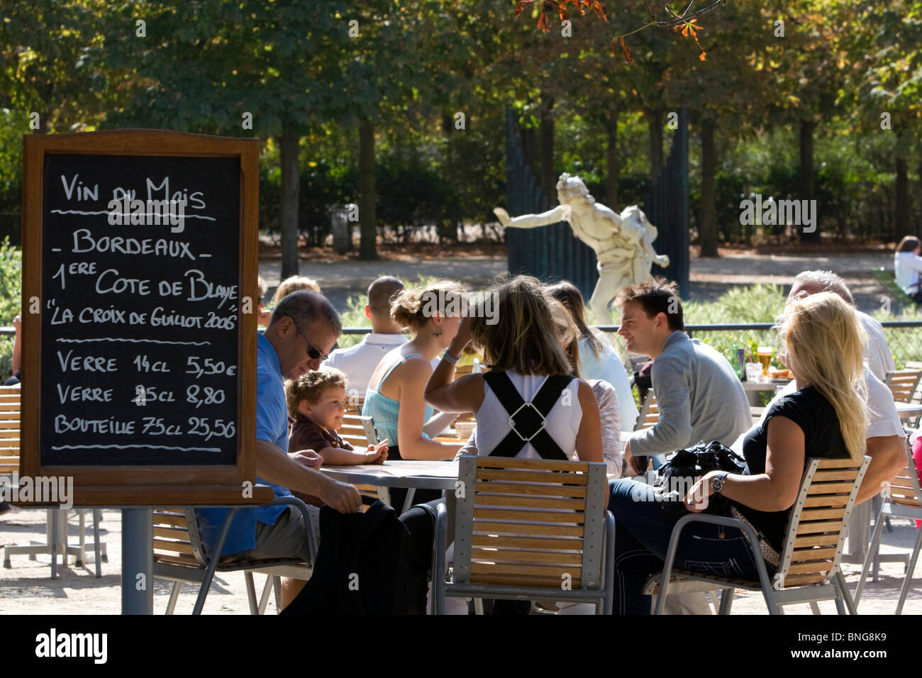 Restaurant en plein air au Jardin des Tuileries près du Lourve à Paris, France. Banque D'Images