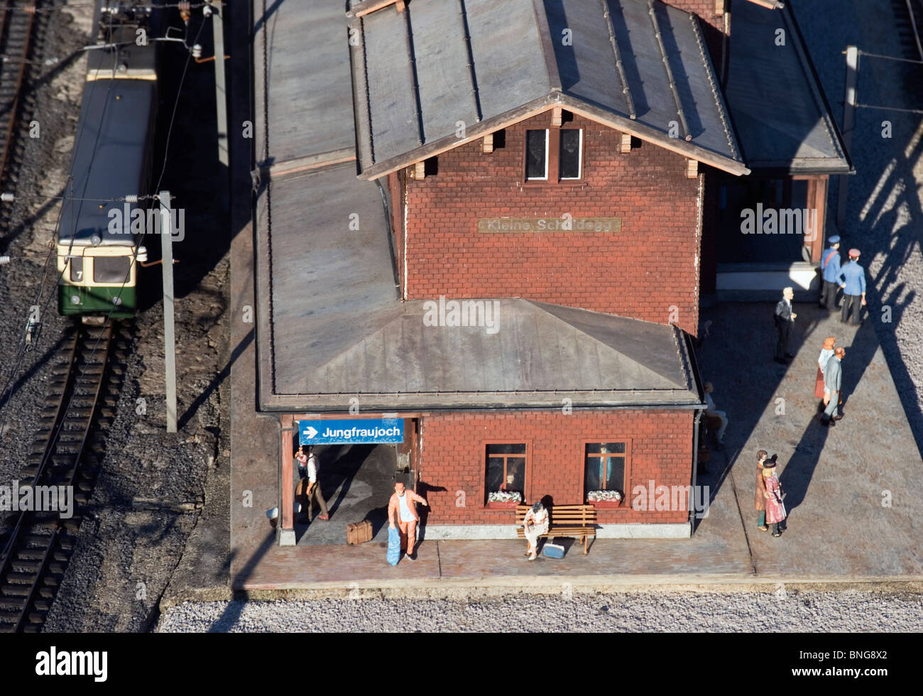 Modèle à l'échelle d'une gare ferroviaire avec figurines Banque D'Images