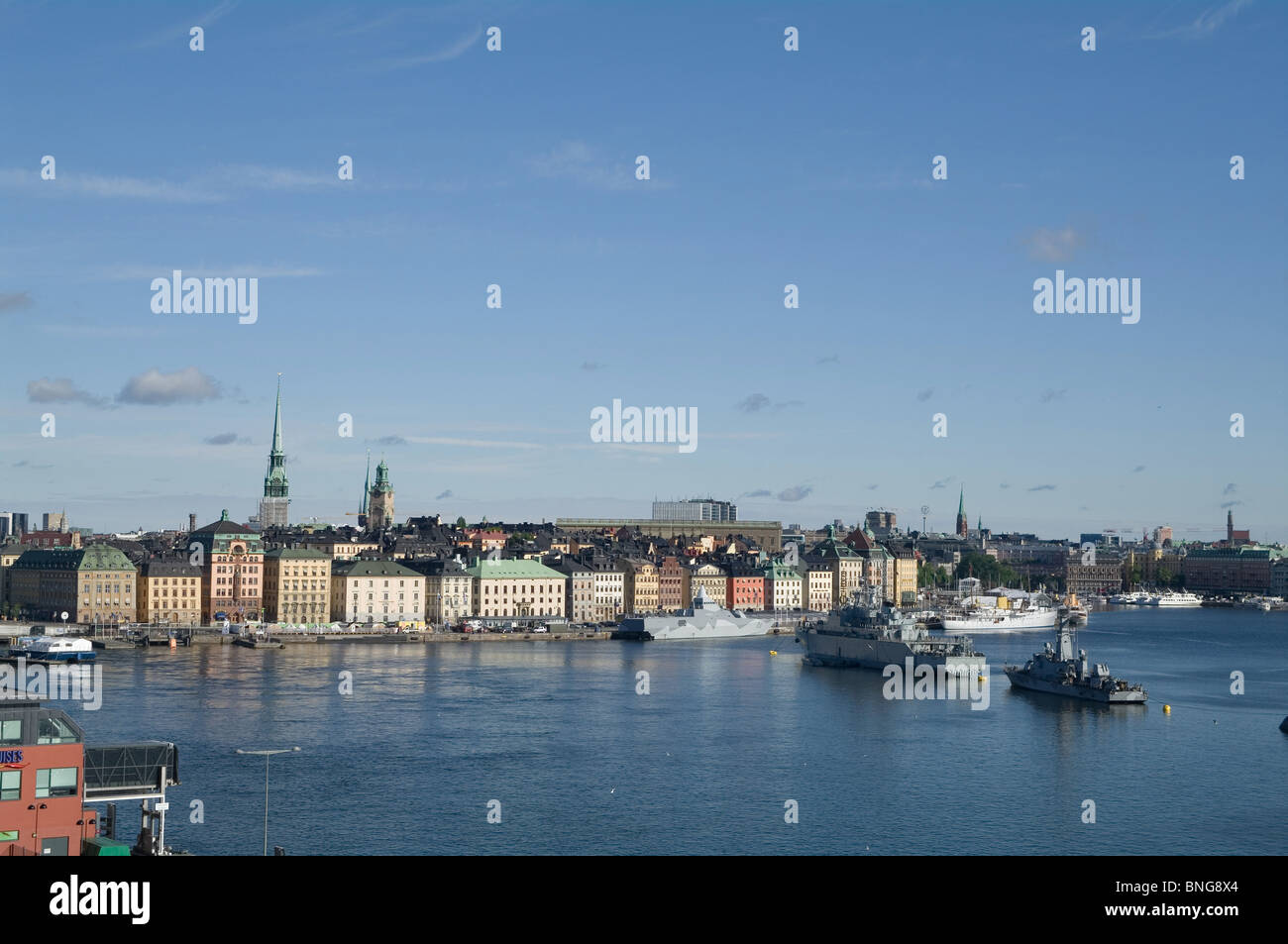 La marine suédoise sur le défilé dans le port de Stockholm pour mariage royal. Banque D'Images