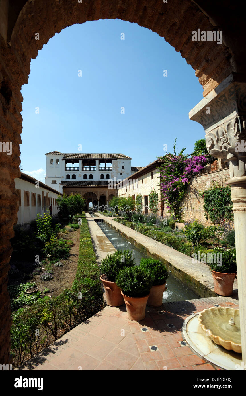 Alhambra - le Patio de la Acequia l'espace central dans le Generalife Palace Banque D'Images