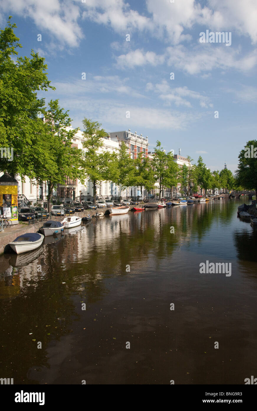 Arbres se reflétant dans l'eau d'un canal à Amsterdam Banque D'Images