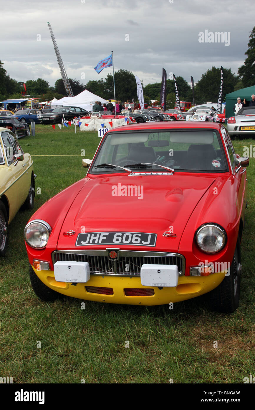 Années 1971 70 seventies rouge MGB GT voiture de sport britannique garée au Cholmondeley Pageant of Power, Royaume-Uni Banque D'Images