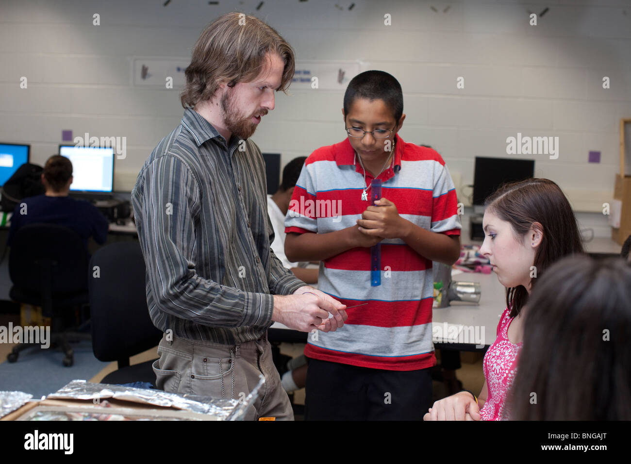 Homme parle à l'enseignant Anglo les étudiants sur leur projet de classe au Manor New Tech High School de Manor, Texas. Banque D'Images