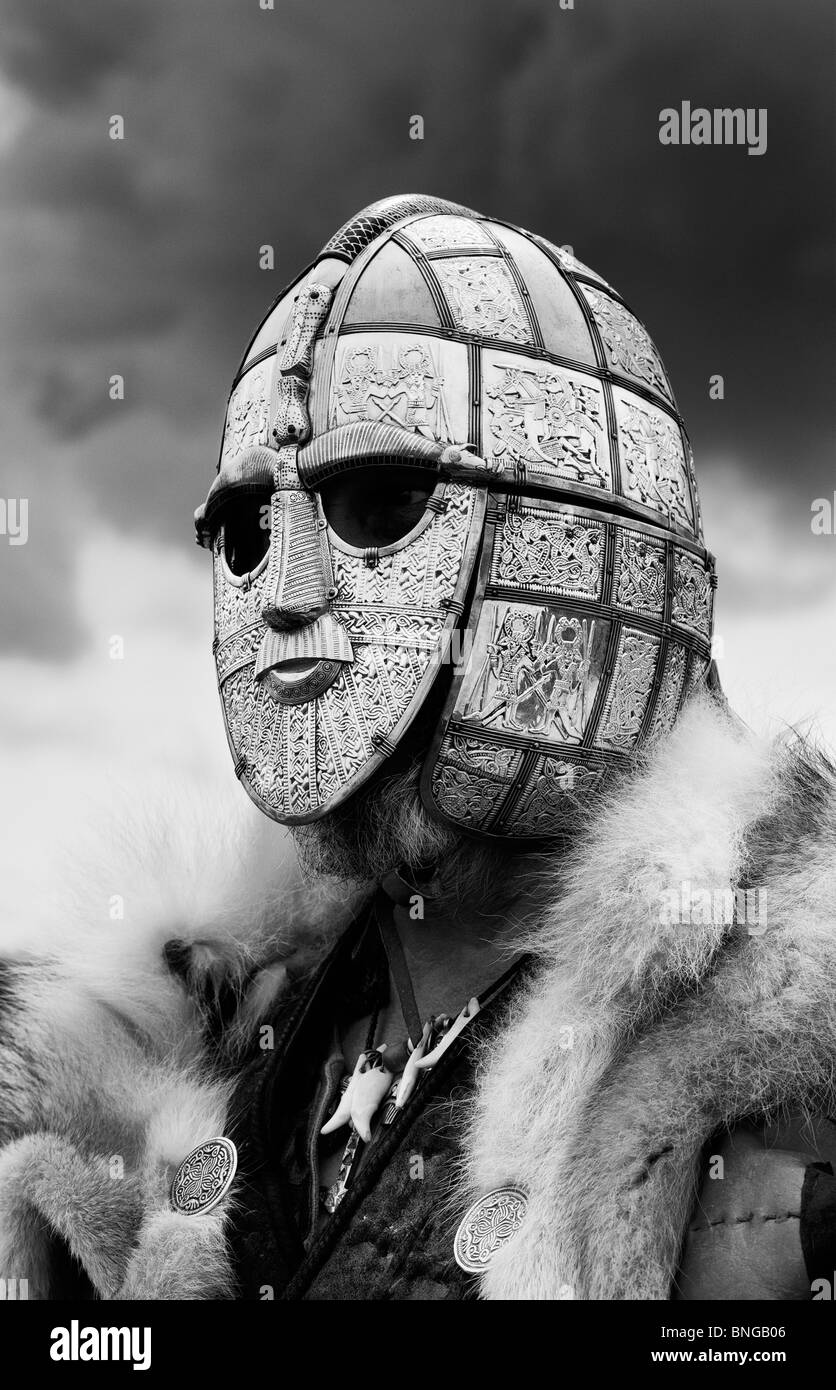 Replica casque anglo-saxon porté par soldat. monochrome Banque D'Images