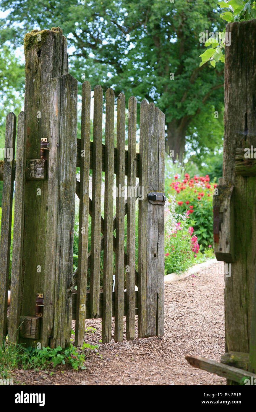 Ancienne porte de jardin en bois Photo Stock - Alamy