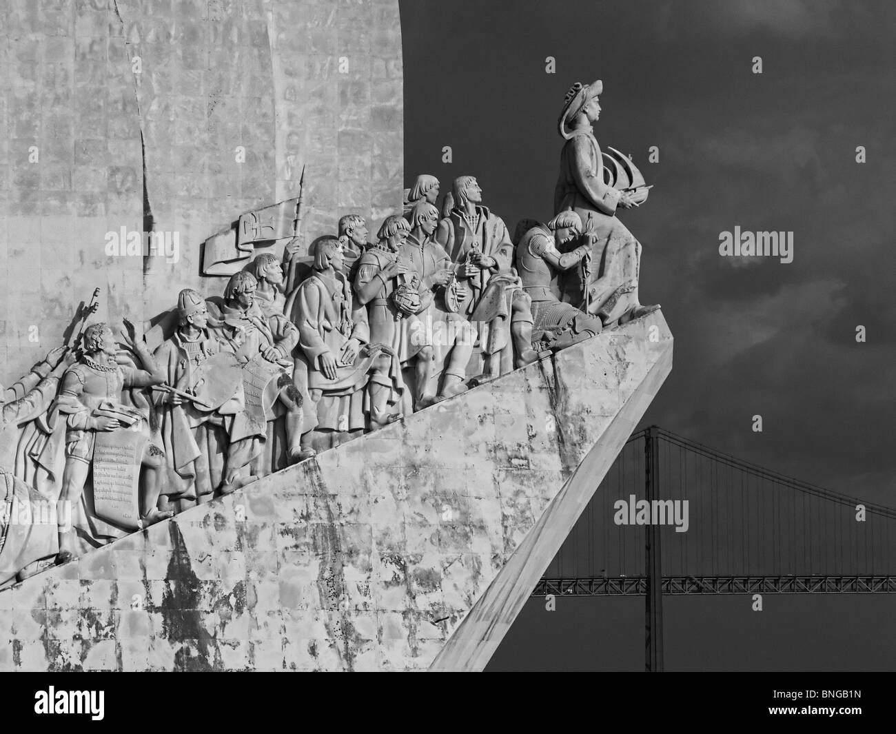 Monument à Lisbonne les découvreurs avec le pont 25 de Abril en arrière-plan. Banque D'Images