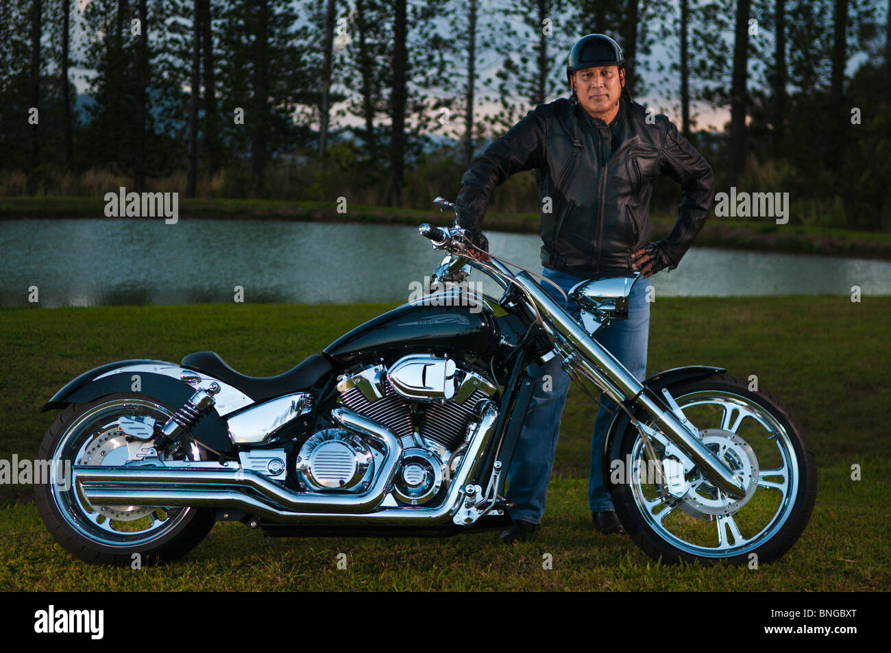 Hawaiian homme posant par moto routière, Kauai, Hawaii Banque D'Images