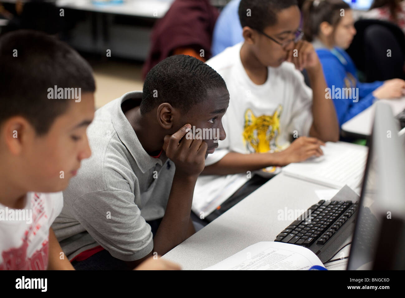 Les étudiants ne la recherche sur internet sur les ordinateurs à Manor New Tech High School de Manor, Texas Banque D'Images